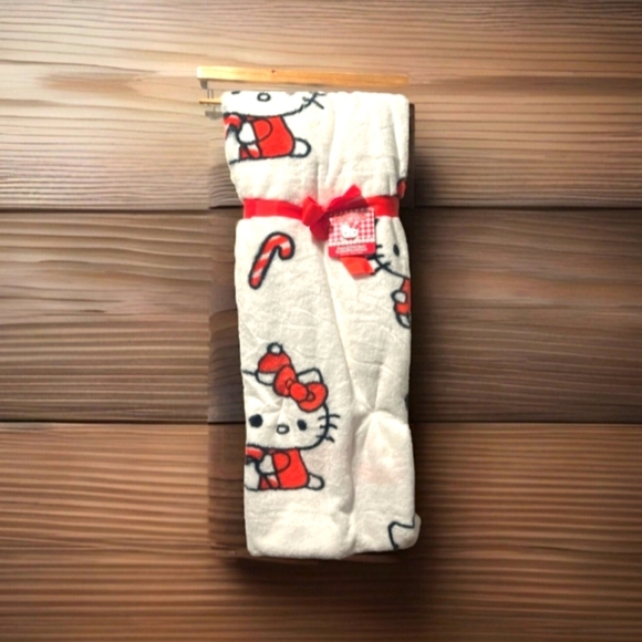New with tag Hello Kitty Christmas Santa 50" x 70" Faux Rabbit Fur Throw Blanket - Picture 1 of 4